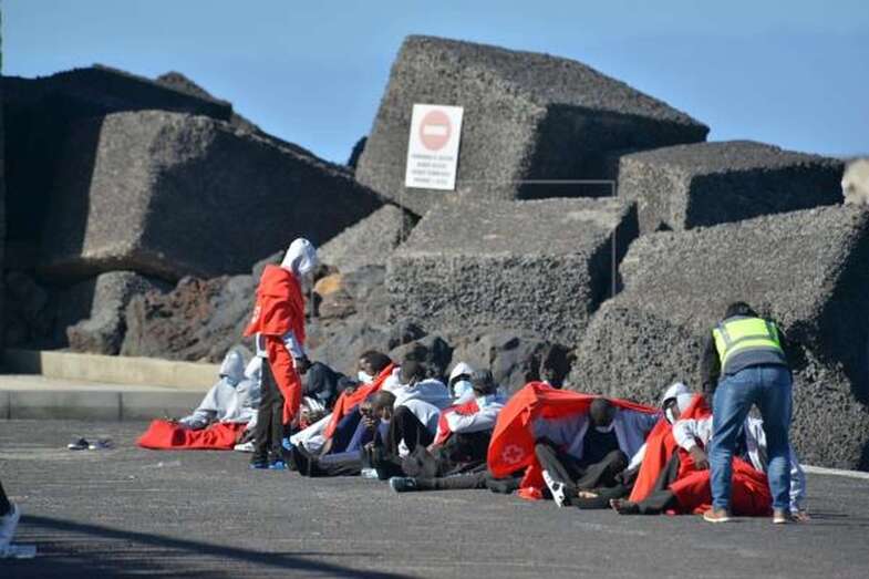 Rescatados tres cayucos con 125 inmigrantes subsaharianos al sur de Gran Canaria Rescatados tres cayucos con 125 inmigrantes subsaharianos al sur de Gran Canaria/ EFE.